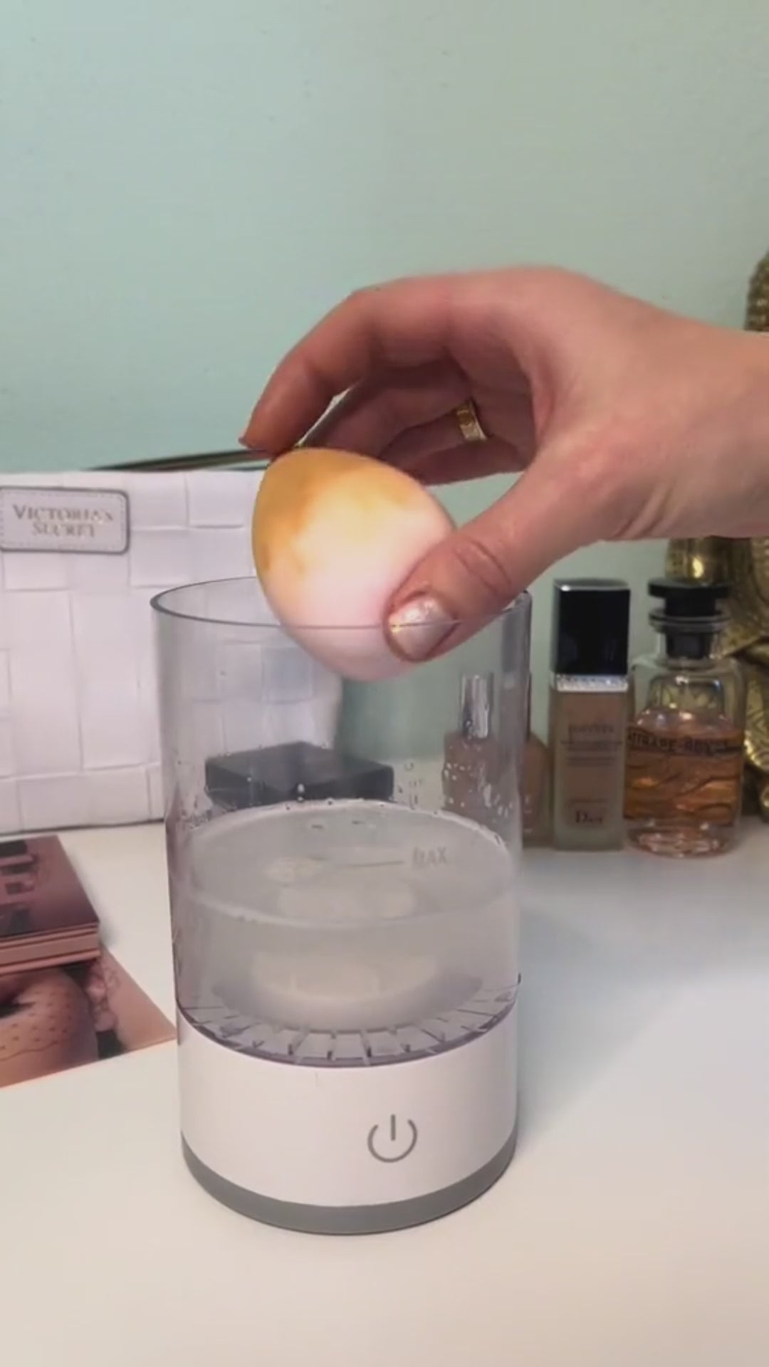 Vidéo du nettoyeur automatique de pinceaux de maquillage en fonctionnement